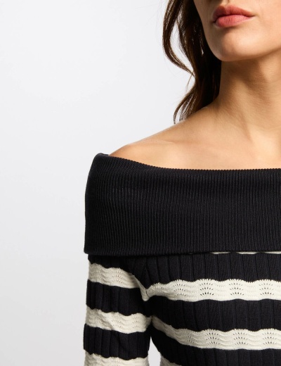 Camisola de malha preta com riscas brancas e ombros à mostra