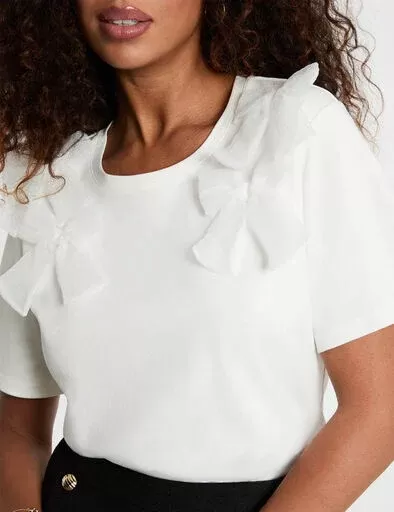 Blusa branca de manga curta com laços no ombro