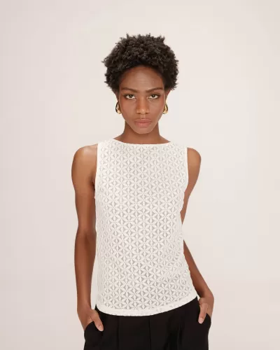 Top branco rendado sem mangas feminino com padrão geométrico