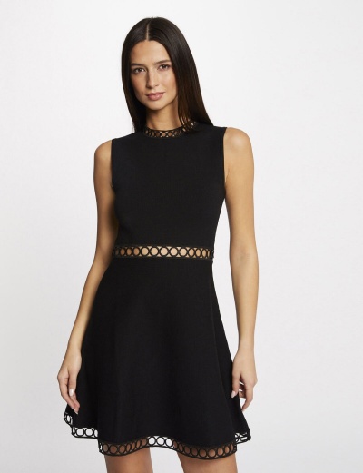 Vestido preto sem mangas com detalhes recortados circulares