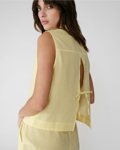 Top feminino amarelo com padrão xadrez vichy e calças combinando