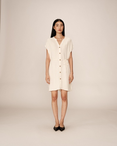 Vestido branco curto com botões e sapatos pretos