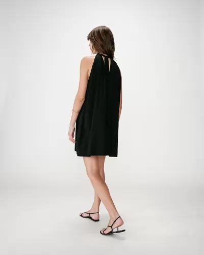 Vestido preto curto sem mangas com laço nas costas