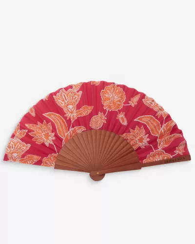Leque vermelho com padrão floral laranja e branco e estrutura em madeira castanha