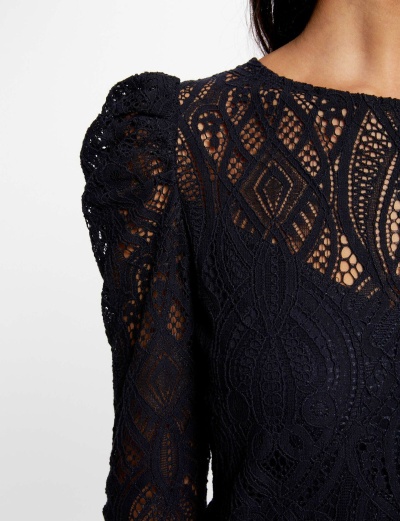 Top feminino de renda preta com padrão geométrico intricado e manga bufante