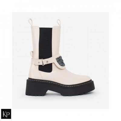 Bota bege com sola preta grossa e detalhe decorativo em preto e prateado