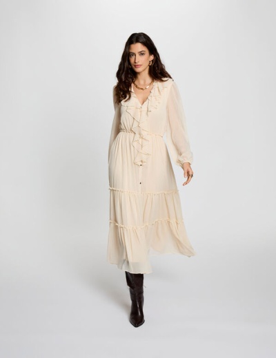 Vestido midi creme com folhos e mangas compridas com botas pretas