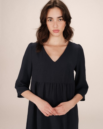 Vestido preto comprido com decote em V e mangas 3/4