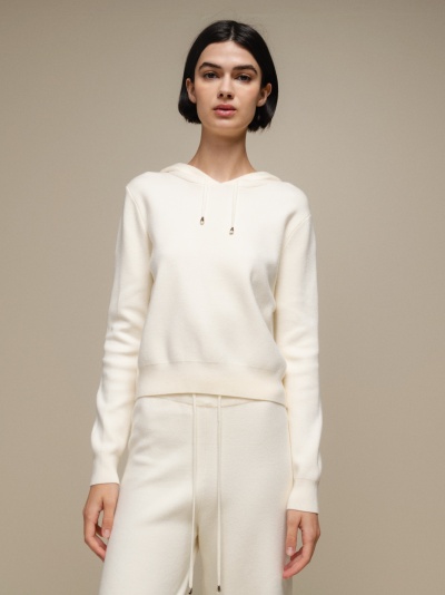 Conjunto de camisola com capuz e calças creme em tecido suave e felpudo