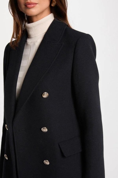 Casaco preto feminino com botões dourados e camisola creme de gola alta