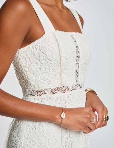 Vestido branco de renda com alças largas e detalhe translúcido na cintura