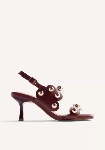 Sandália vermelha bordô com salto médio e botões metálicos dourados