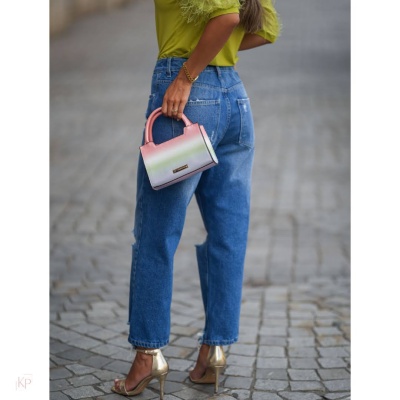 Mala pequena degradê rosa-lilás-verde, calças ganga azuis, top verde, sandálias douradas salto alto, calçada pedra cinza