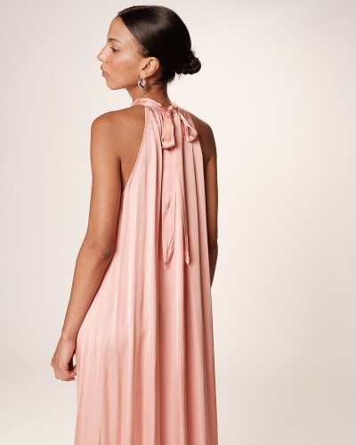 Vestido longo rosa claro com laço no pescoço visto de costas