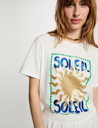 T-shirt branca com estampa colorida de sol e texto SOLEIL SOLEIL