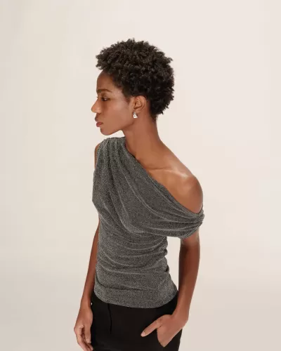 Top cinzento metálico assimétrico usado por mulher