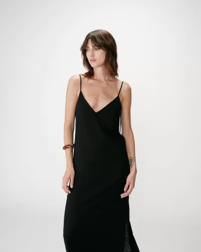 Vestido preto longo de alças finas com decote em V e fenda lateral