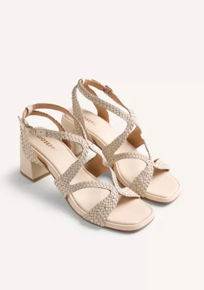 Sandálias de salto médio bege com tiras trançadas e fecho de fivela