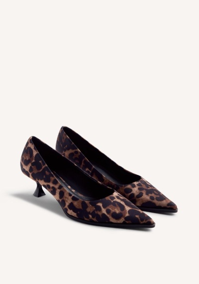 Sapatos de salto baixo com padrão leopardo castanho e preto