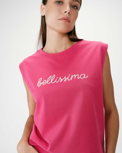 Camiseta rosa com bordado bellissima em branco