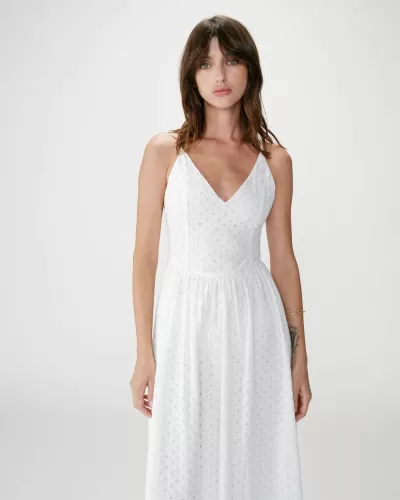 Vestido branco com padrão de broderie e decote em V