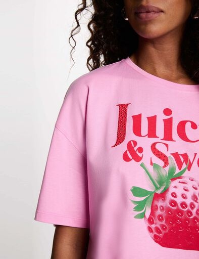 Camisola rosa com estampa de morango e texto vermelho