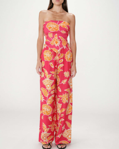 Macacão rosa com estampa floral laranja e amarelo em modelo