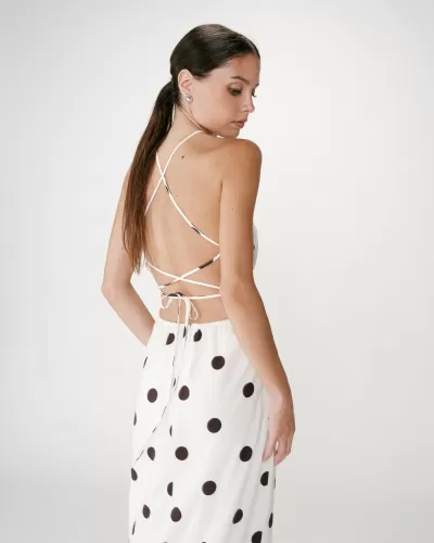 Vestido branco com bolinhas pretas e alças cruzadas nas costas