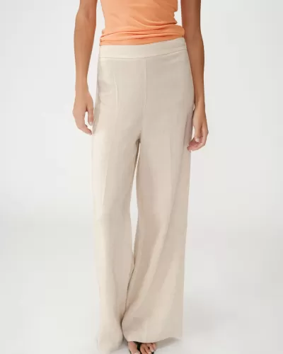 Pantalonas bege claro largas com t-shirt laranja