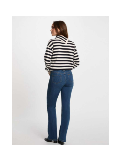 Mulher de costas com camisola às riscas e calças de ganga azuis