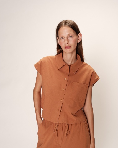 Blusa castanha de algodão com botões e bolso no peito