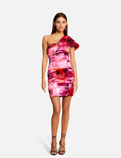 Vestido curto rosa com padrão abstrato e laço num ombro