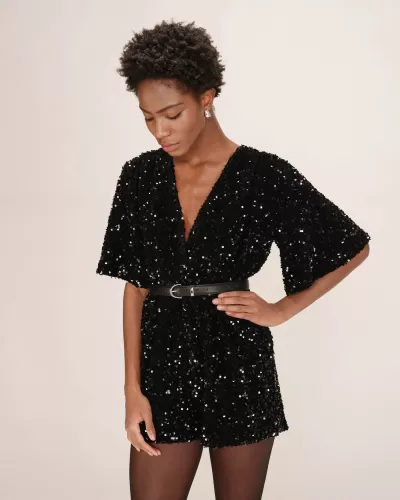 Macacão preto com lantejoulas e cinto preto