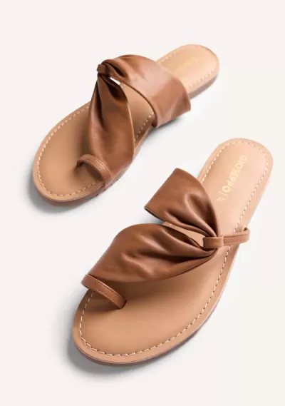 sandálias rasas femininas castanho claro com nó Gioseppo