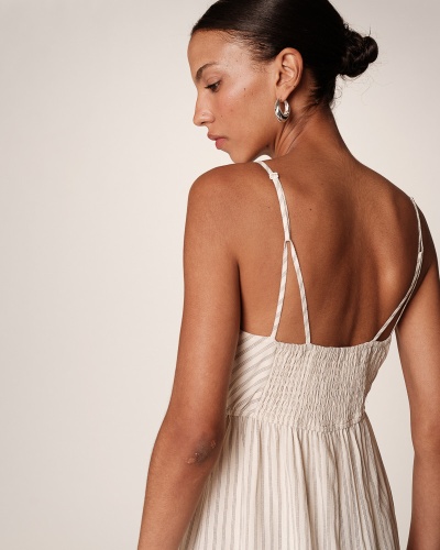 Vestido creme de alças finas com padrão de riscas e franzido nas costas