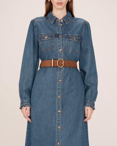 Vestido longo em ganga azul com cinto castanho e botões frontais.