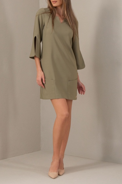 Vestido curto bege com decote em V e mangas 3/4 em fundo neutro