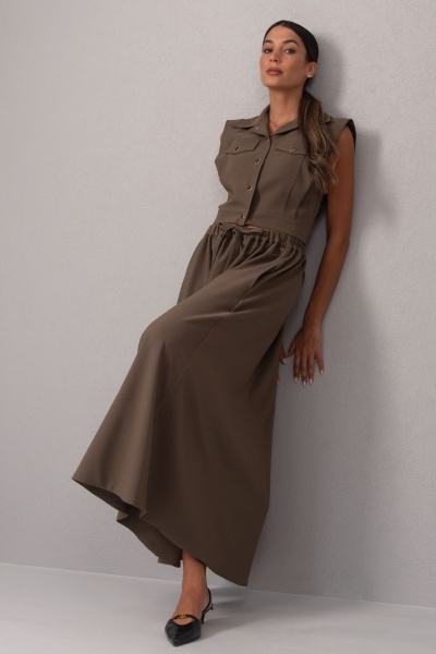 Vestido castanho comprido com botões e sapatos pretos de salto