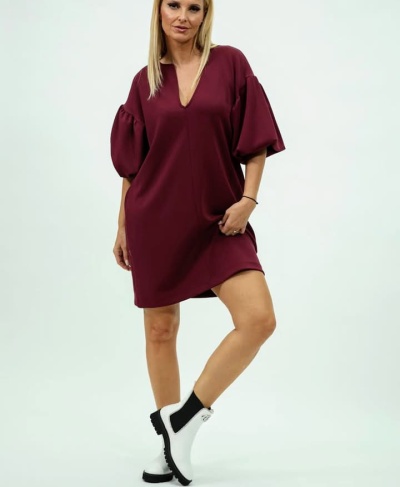 Vestido bordeaux com mangas balão e botas brancas