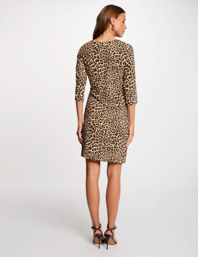 Vestido curto com padrão pele de leopardo e mangas até ao cotovelo, visto de costas.