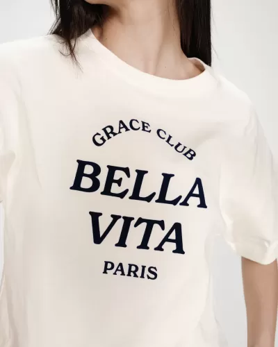 T-shirt branca com texto preto BELLA VITA, GRACE CLUB e PARIS