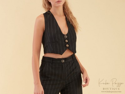 Conjunto feminino preto com riscas finas brancas composto por colete com botões e calças com cinto