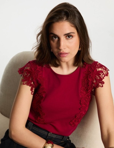 Blusa vermelha com renda floral nos ombros e laterais