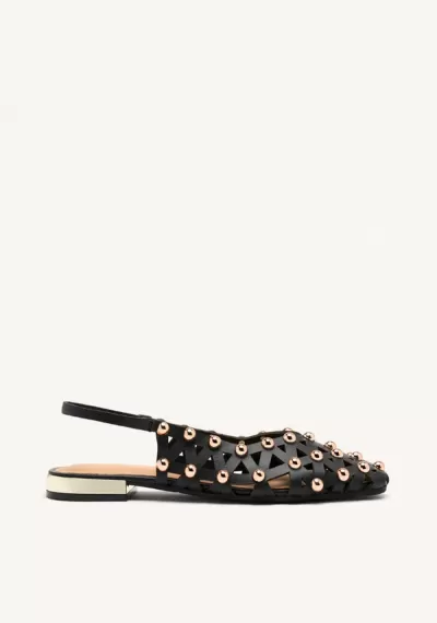 Sapato plano preto em pele com tachas douradas e salto baixo