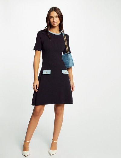 Vestido preto com detalhes azuis claros e mala azul claro