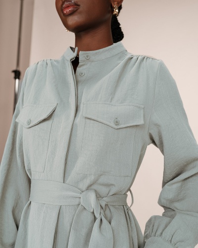 Vestido azul claro com bolsos e cinto