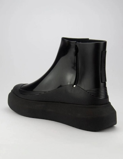 Bota preta estilo ankle boot com sola grossa em borracha preta