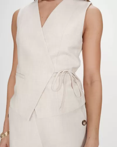 Top feminino bege claro cruzado com laço lateral e calças combinando