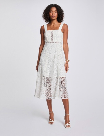 Vestido midi branco de renda com alças largas e detalhes transparentes