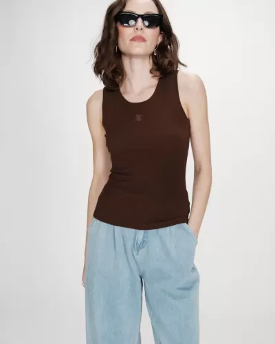 Mulher a usar blusa castanha de malha e calças de ganga azul clara